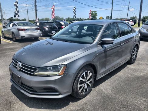 Used 2017 Volkswagen Jetta SE FWD image 1