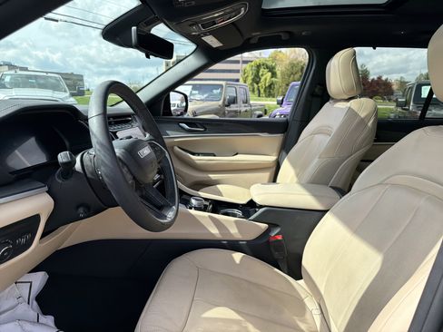 Certified 2023 Jeep Grand Cherokee Limited w/ Luxury Tech Group II image 17