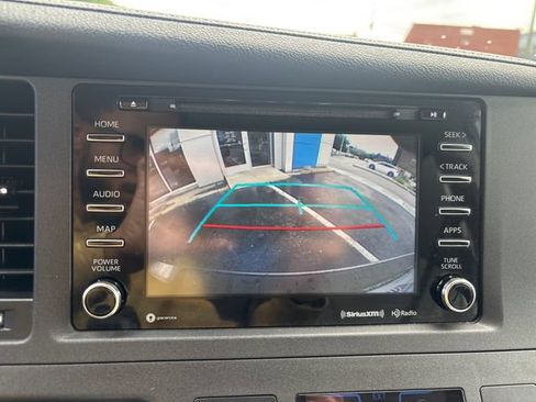 Used 2020 Toyota Sienna XLE FWD image 19