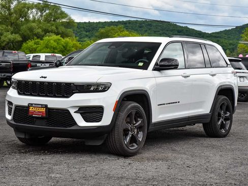 Used 2023 Jeep Grand Cherokee Altitude AWD/4WD image 7