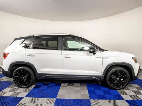 Used 2023 Volkswagen Taos SE w/ Panoramic Sunroof Package FWD image 3