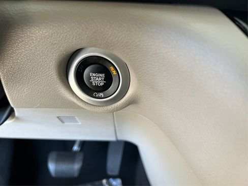Used 2023 Chrysler Pacifica Touring-L FWD image 27