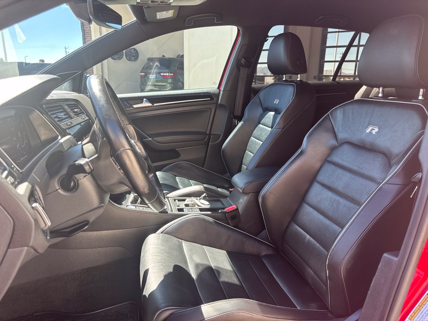 Used 2019 Volkswagen Golf R 4-Door AWD/4WD image 17