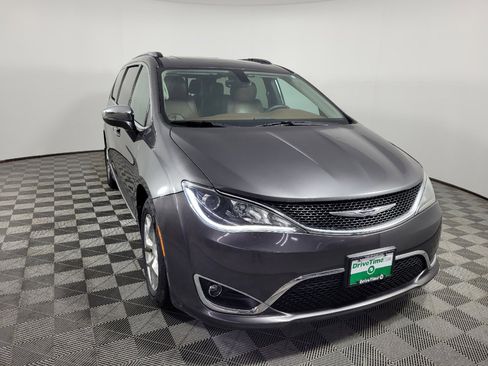 Used 2017 Chrysler Pacifica Limited FWD image 13