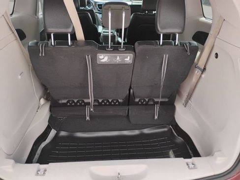 Used 2019 Chrysler Pacifica Touring-L FWD image 9
