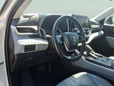 Used 2023 Toyota Highlander XLE AWD/4WD image 13