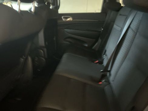 Used 2021 Jeep Grand Cherokee Laredo image 16