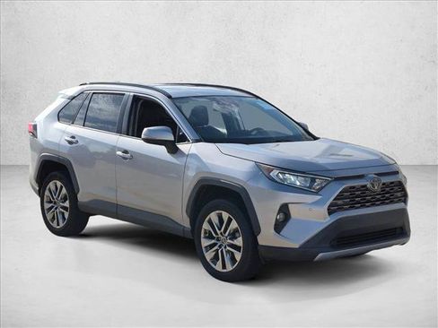 Used 2019 Toyota RAV4 Limited FWD image 3