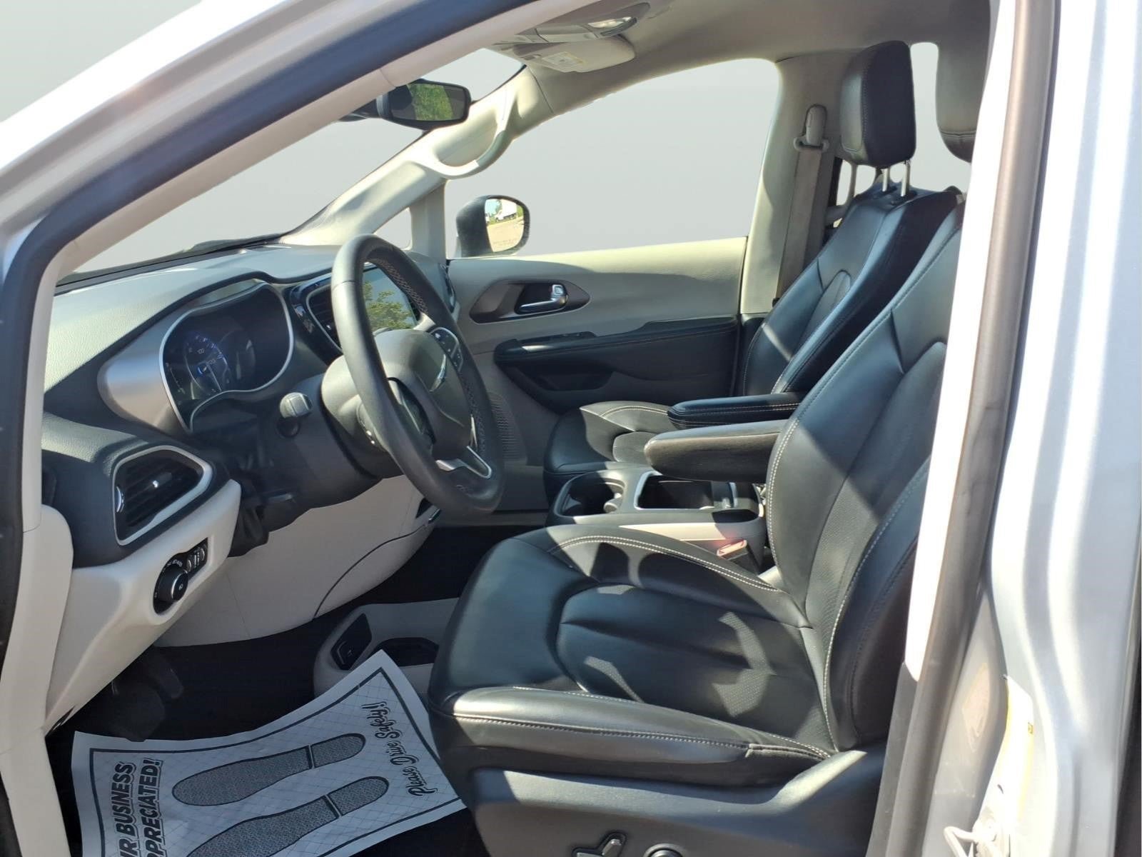 Used 2023 Chrysler Pacifica Touring-L FWD image 11