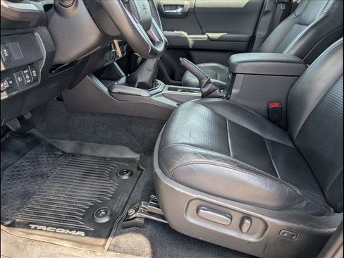 Used 2021 Toyota Tacoma TRD Off-Road w/ TRD Premium Off Road Package AWD/4WD image 9