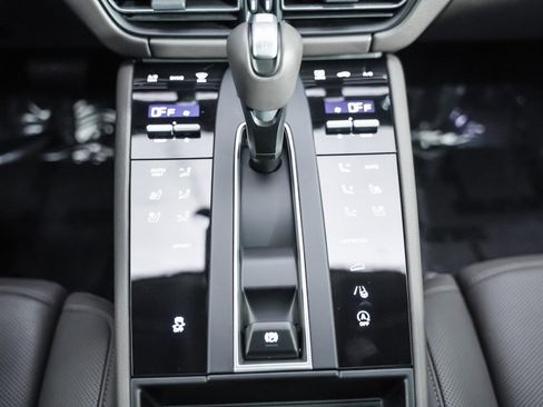 Certified 2025 Porsche Macan image 20