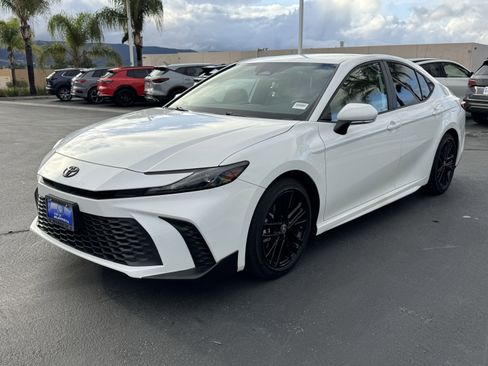 Used 2025 Toyota Camry SE image 5