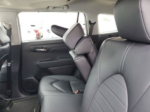 Used 2025 Toyota Highlander XLE AWD/4WD image 28