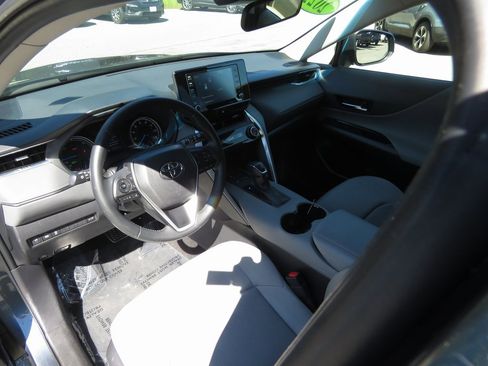 Used 2022 Toyota Venza LE image 12