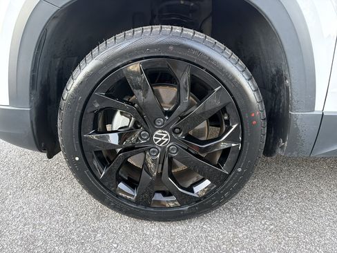 Used 2024 Volkswagen Taos SE image 11