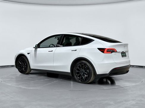 Used 2022 Tesla Model Y Long Range image 2