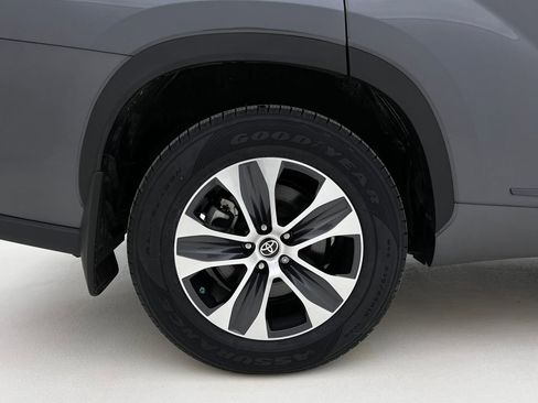 Used 2023 Toyota Highlander XLE image 28