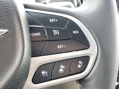 Used 2024 Chrysler Pacifica Limited FWD image 17