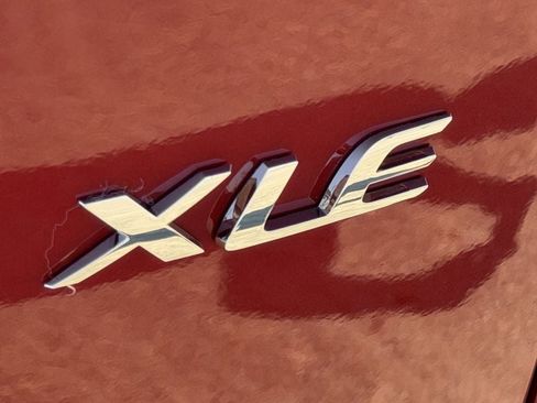 Used 2024 Toyota Corolla Cross XLE FWD image 11