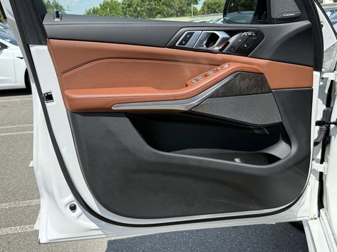 Used 2025 BMW X7 M60i w/ Climate Comfort Package image 19