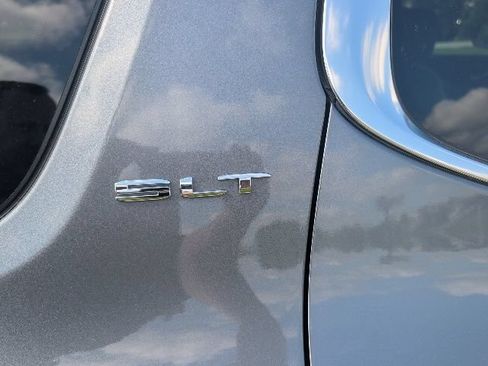 Used 2021 GMC Acadia SLT w/ Technology Package FWD image 14