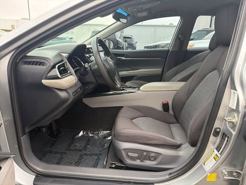 Used 2019 Toyota Camry L image 14