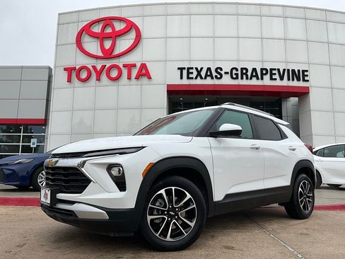 Used 2025 Chevrolet TrailBlazer LT image 2