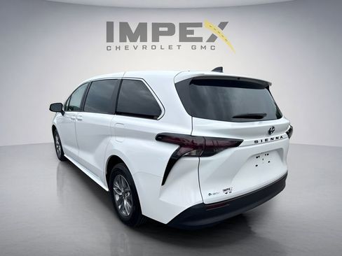 Used 2025 Toyota Sienna LE FWD image 3