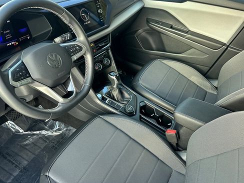 Used 2023 Volkswagen Taos SE w/ Panoramic Sunroof Package image 4