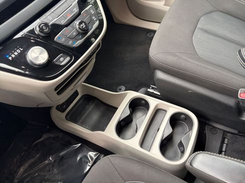 Used 2022 Chrysler Voyager LX FWD image 44