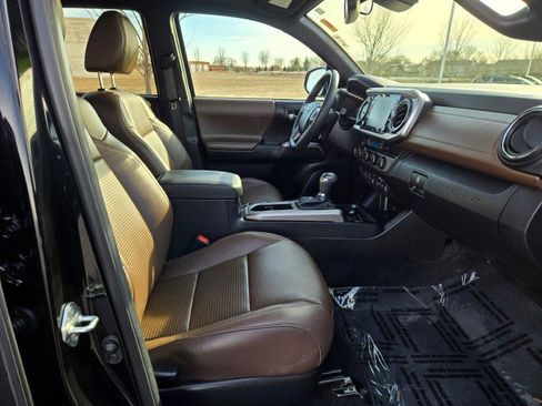 Used 2022 Toyota Tacoma Limited image 5