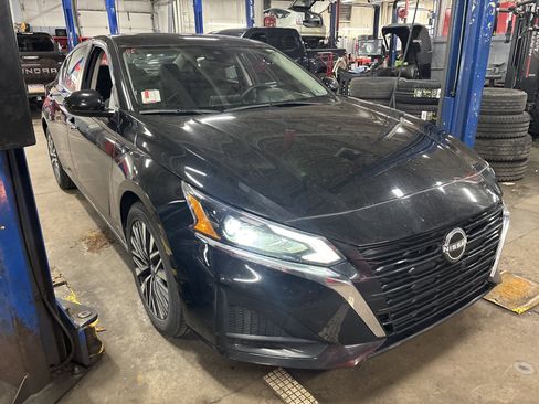 Used 2023 Nissan Altima 2.5 SV image 1