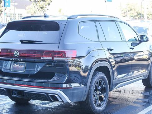 Used 2025 Volkswagen Atlas Peak Edition SE image 5