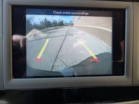 Used 2020 Chrysler Pacifica Touring w/ Tire & Wheel Group FWD image 32