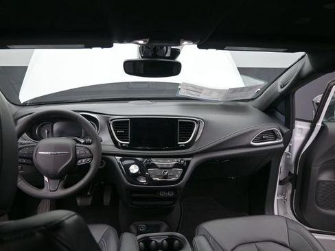Used 2024 Chrysler Pacifica Limited FWD image 23