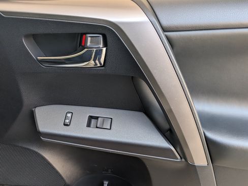 Used 2018 Toyota RAV4 XLE FWD image 23