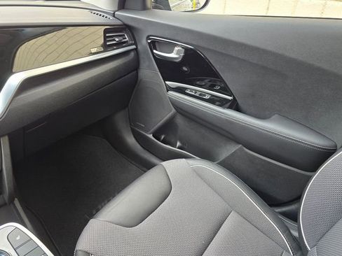 Used 2022 Kia Niro EX FWD image 30