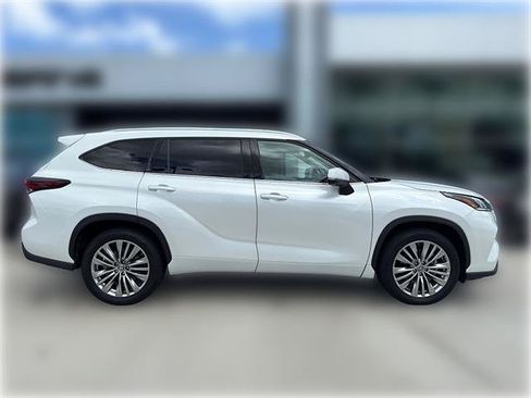 Used 2024 Toyota Highlander Platinum FWD image 9