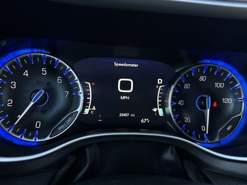 Used 2024 Chrysler Pacifica Touring-L image 16