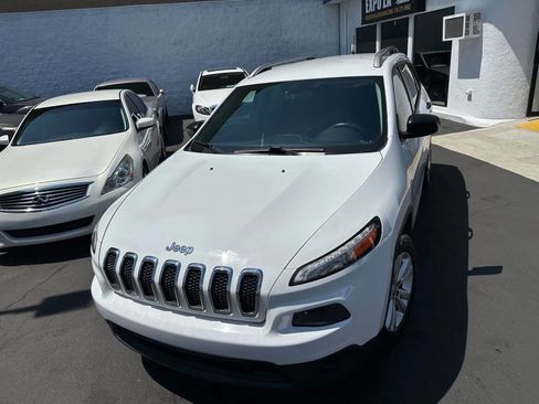 Used 2015 Jeep Cherokee Sport image 4