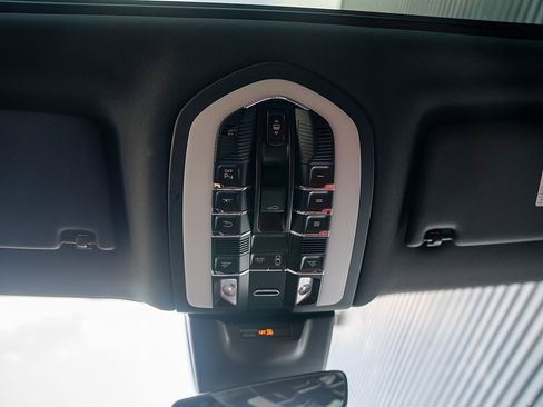 Certified 2026 Porsche Macan AWD/4WD image 10