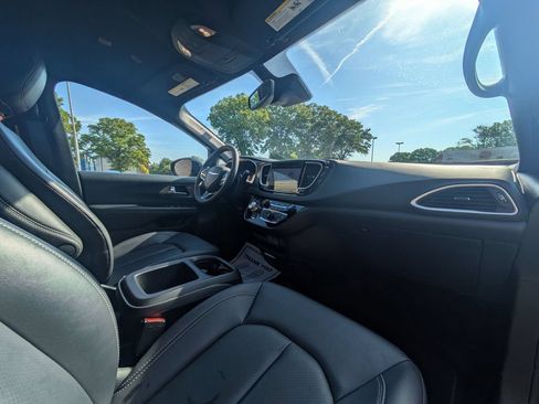Used 2025 Chrysler Pacifica Select FWD image 30