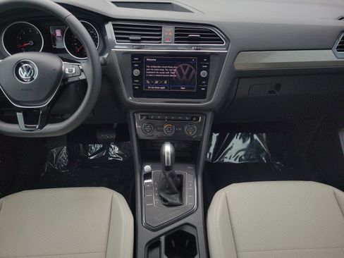 Used 2020 Volkswagen Tiguan SE w/ Panoramic Sunroof Package FWD image 13
