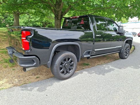 Used 2025 Chevrolet Silverado 2500 High Country w/ High Country Premium Package AWD/4WD image 6