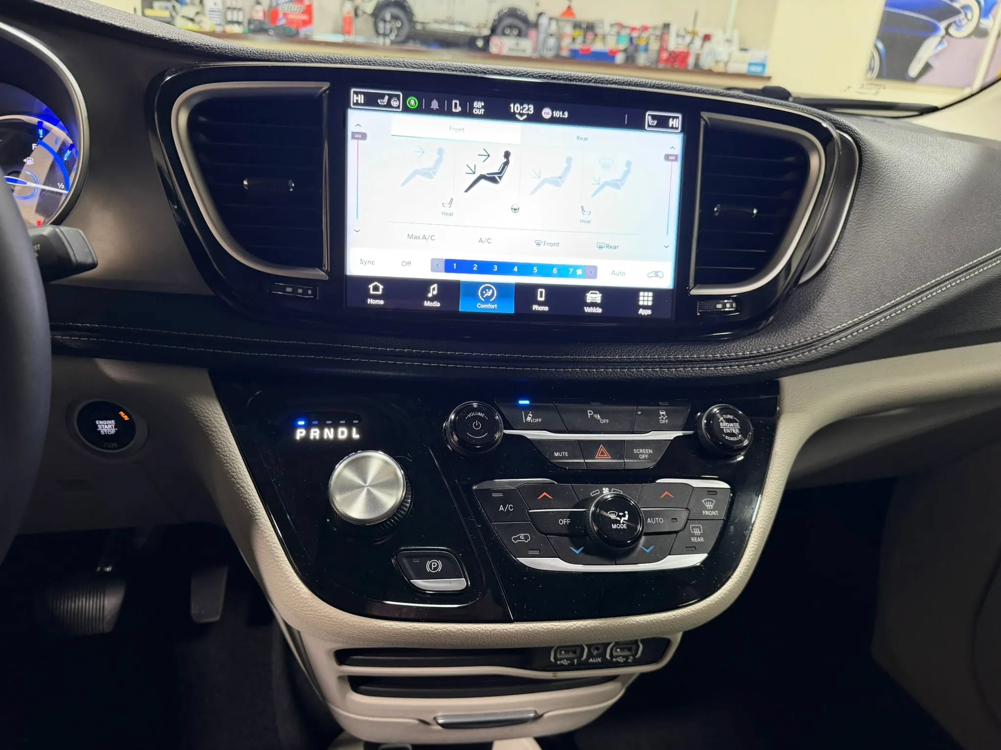 Used 2023 Chrysler Pacifica Touring-L FWD image 47