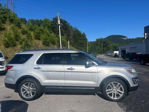 Used 2016 Ford Explorer Limited w/ Equipment Group 301A FWD image 7