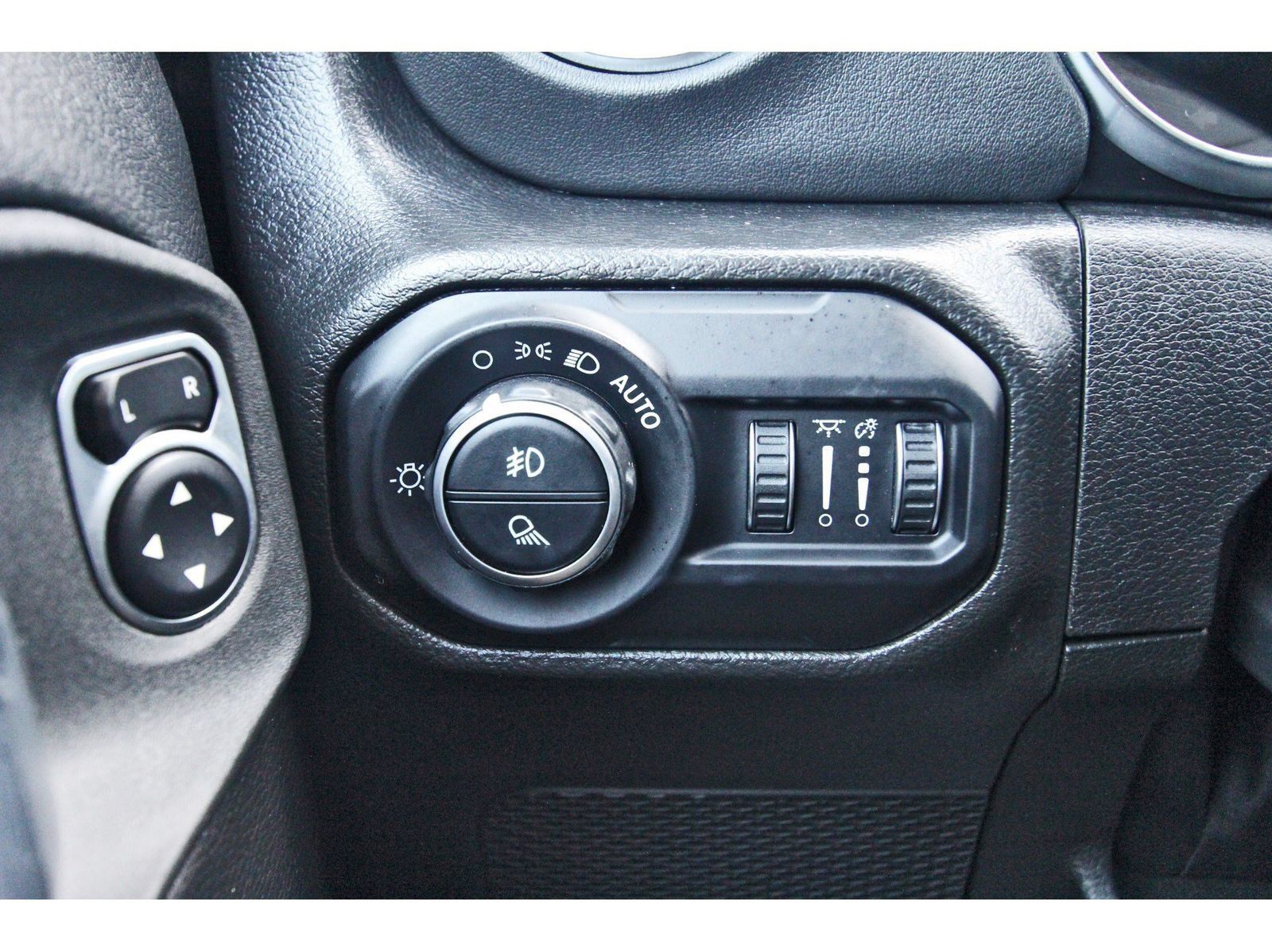 Used 2022 Jeep Gladiator Overland w/ Popular Equipment Package AWD/4WD image 19