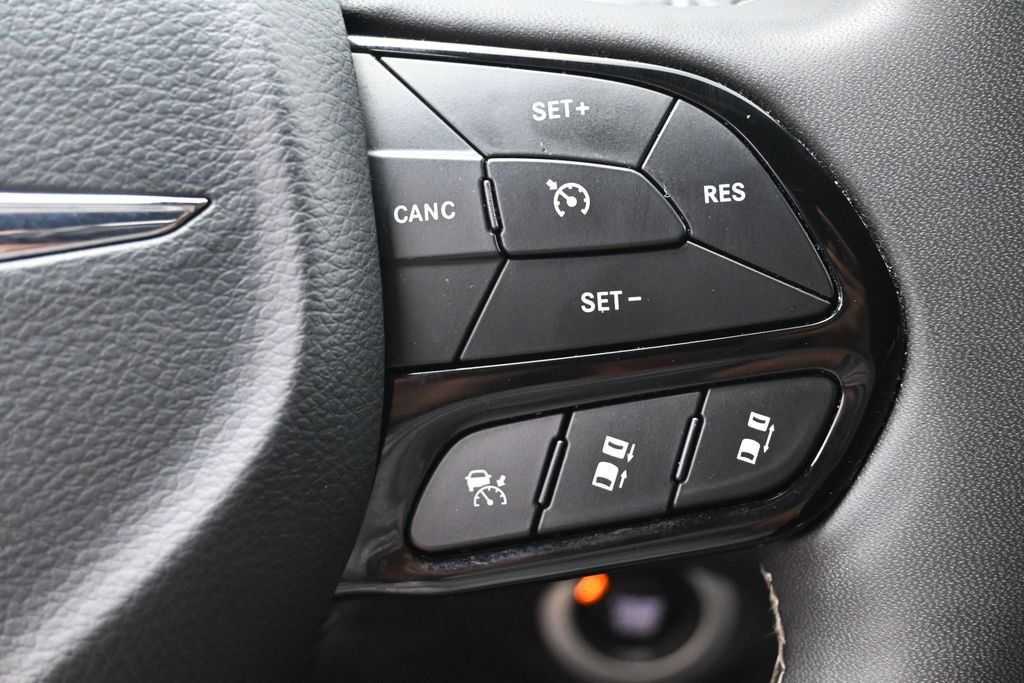 Used 2025 Chrysler Pacifica Limited FWD image 19