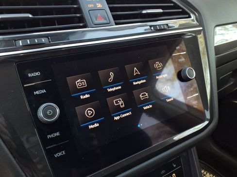 Certified 2022 Volkswagen Tiguan SE image 25