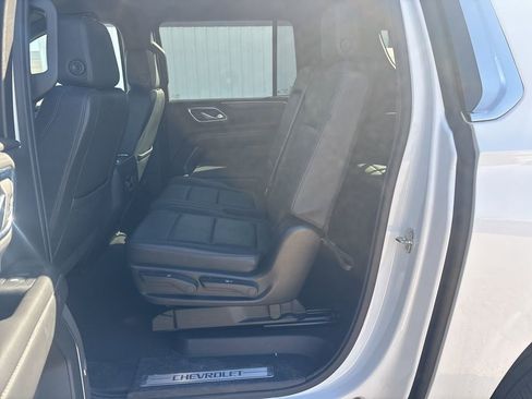 Used 2024 Chevrolet Suburban LT RWD image 9